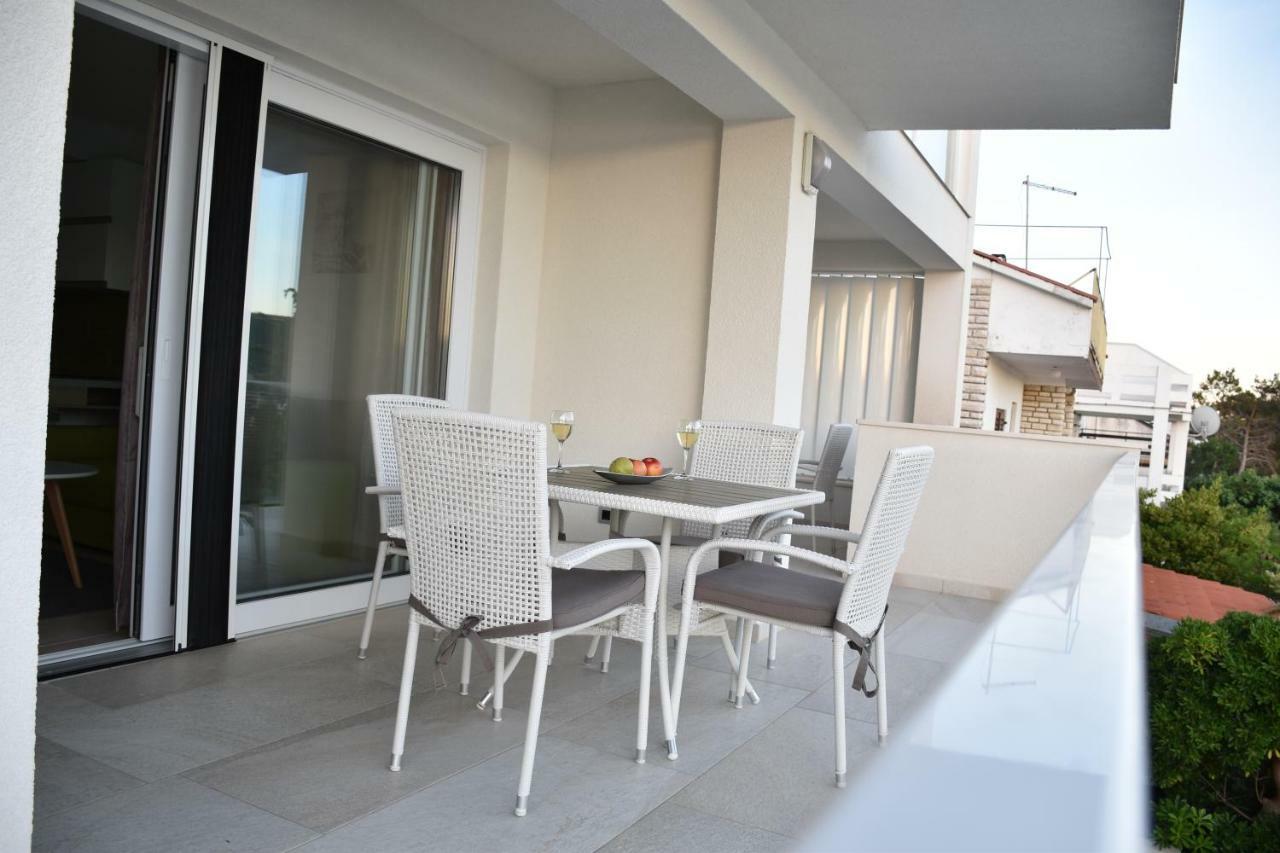 Beachfront Apartments - Villa Vita Stara Novalja Buitenkant foto